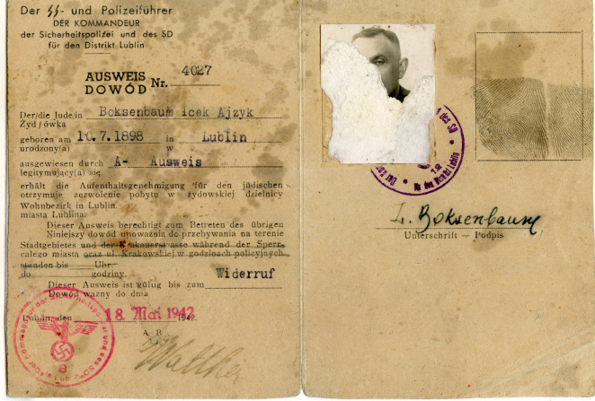 Pożółkły dokument Ausweis w języku niemieckim, zdjęcie mężczyzny w połowie zniszczone, data 18 maja 1942 roku.