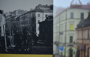 Fragment panelu wystawy, zdjęcie historyczne przestawiające kamienicę o charakterystycznym ściętym rogu zestawione z miejscem w chwili obecnej.