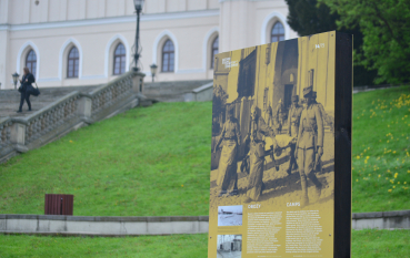 Panel wystawy, historyczne zdjęcie przestawiające żołnierzy przy zamku lubelskim zestawione z miejscem w chwili obecnej 