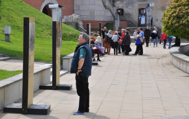 Grupy osób przy wystawie plenerowej Dzielnice Zagłady 