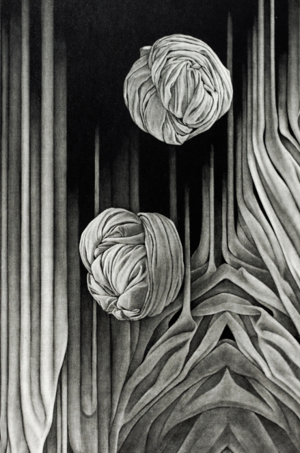 Dwie kule  z białego materiału, dookoła materiałowe pionowe pasy 