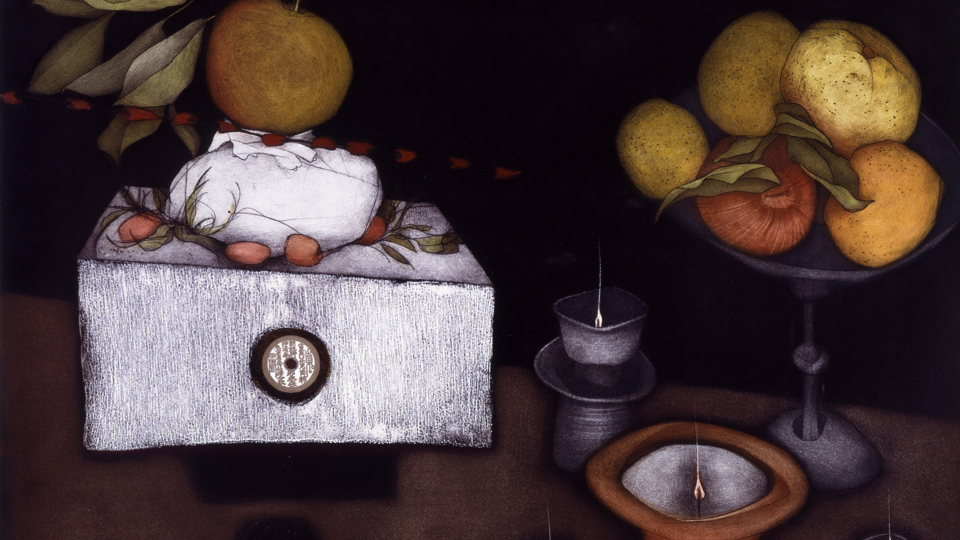 Grafika, martwa natura z prawej patera z pomarańczami i cytrynami, na pierwszym planie zapalone świece, z lewej strony  biały sześcian na nim owalna forma i owoc z liśćmi 
