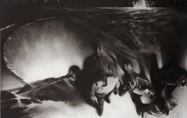 Rozmazane postacie ludzkie znikające w ziemi, na drugim planie stalowa konstrukcja