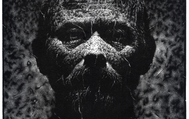 Głowa mężczyzny pokrywa bliznami, zmarszczkami i włosami 