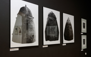 Pięć grafik zaprezentowanych na wystawie