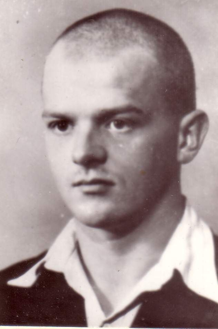 Młody mężczyzna o bardzo krótkich włosach