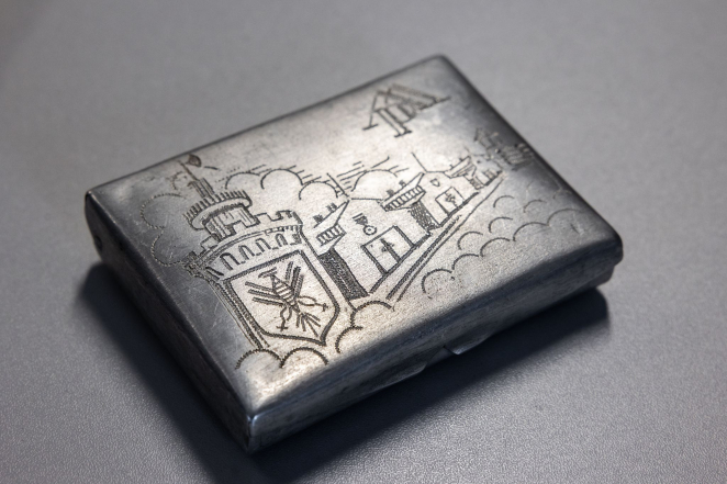 Metalowe pudełko o grawerowanym wieczku