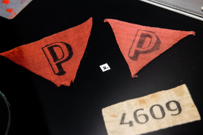 Dwa czerwone materiałowe trójkąty z literą P oraz numer 4609 
