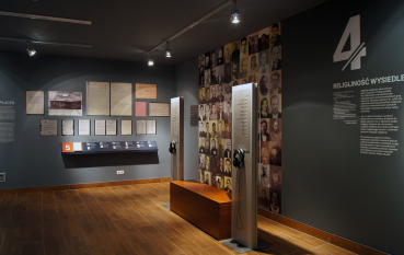 Panele dźwiękowe z słuchawkami oraz kolaż złożony ze zdjęć portretowych 