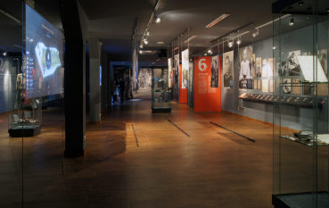 Wnętrze wystawy, panele wystawiennicze, przeszklone gabloty, panele multimedialne 