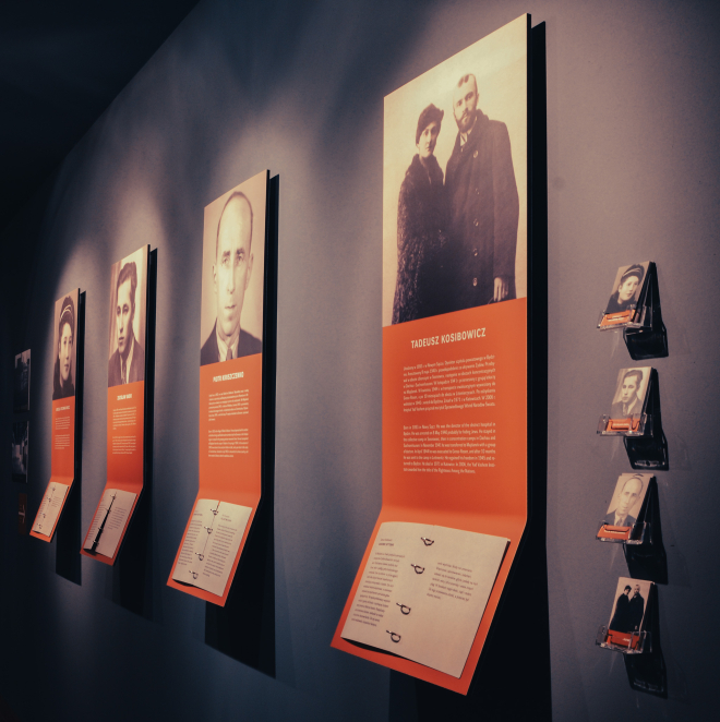 Czerwone panele wystawiennicze połączone ze zdjęciami mężczyzn i kobiet 