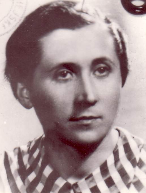 Zdjęcie sepia; portret młodej kobiety ubranej w bluzkę w kratę