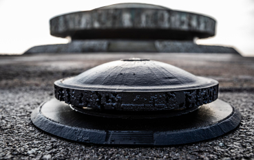 Czarny model 3d Pomnika Mauzoleum, na drugim planie kontur Pomnika Mauzoleum. 