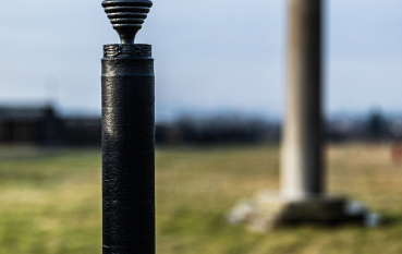 Model 3d Kolumny Trzeb Orłów, na drugim planie kontur Kolumny Trzech Orłów (kolumna osadzona na potrójnym postumencie, głowica: trzy ptaki z uniesionymi skrzydłami wsparte na kulę oraz formę stożkową).