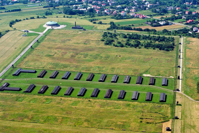 Teren po byłym obozie koncentracyjnym na Majdanku, teren zielony oraz dwadzieścia cztery drewniane budynki poobozowe, kopuła Mauzoleum 