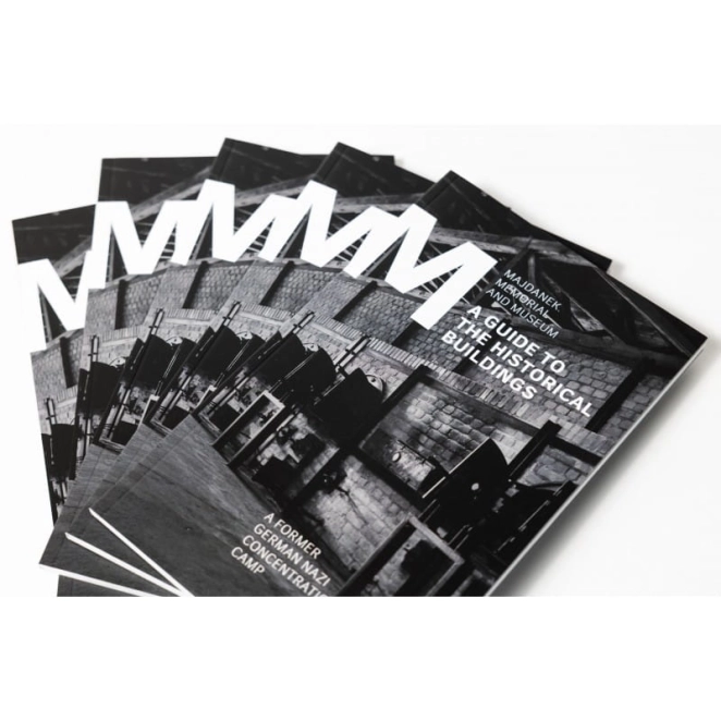 Pięć cienkich książek ułożonych w wachlarz; okładka czarno-biała przestawiającą piec krematoryjny; w lewym górnym rogu litera M, po prawo napis: A guide to the historical buldings, poniżej: A former german nazi concentration camp. 