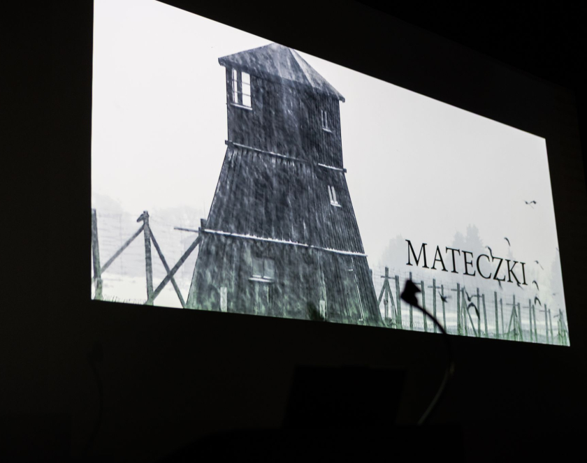 Ekran kinowy, na nim wieża wartownicza i napis Mateczki
