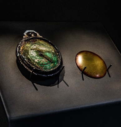 Tarcza zegarka kieszonkowego pokryta patyną i okrągłe szkiełko zabezpieczające 