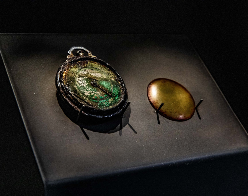 Tarcza zegarka kieszonkowego pokryta patyną i okrągłe szkiełko zabezpieczające