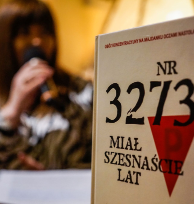 Okładka książki Jana Michalaka Nr 3273 miał szesnaście lat, na drugim planie kobieta przemawiająca do mikrofonu 
