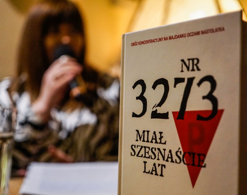 Okładka książki Jana Michalaka Nr 3273 miał szesnaście lat, na drugim planie kobieta przemawiająca do mikrofonu