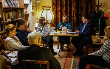 Grupa osób, uczestnicy spotkania oraz prowadzący i dwie gościnie. 