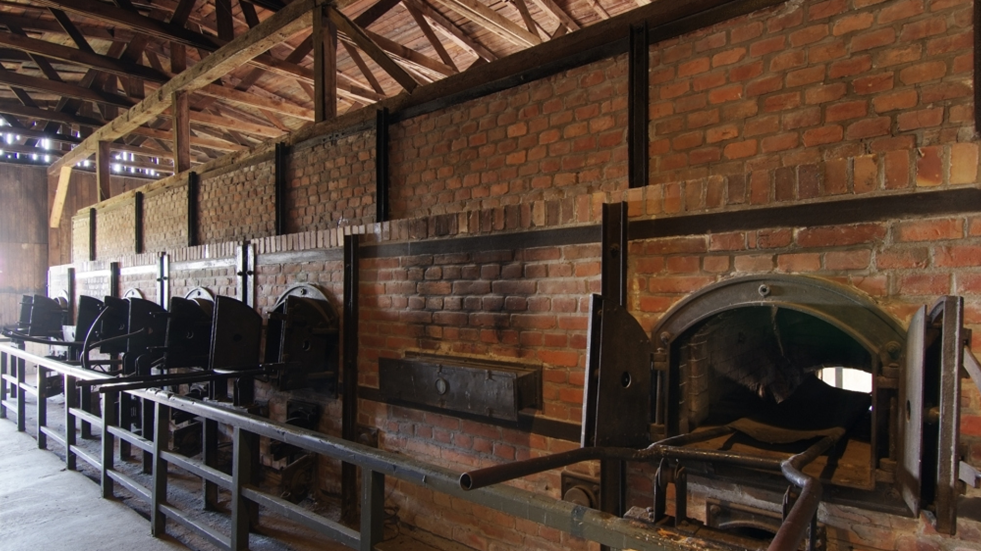 Rząd piecy krematoryjnych.