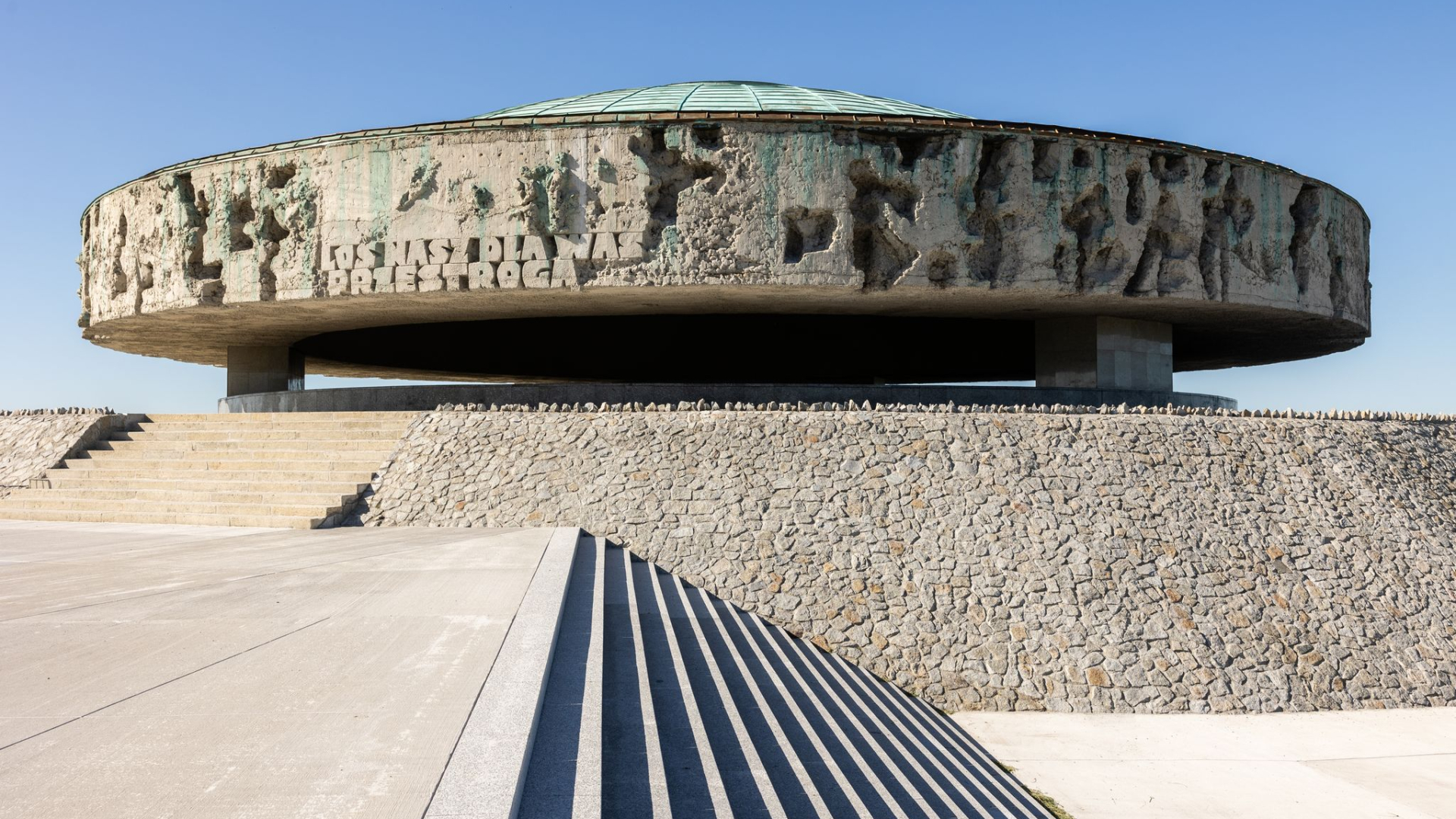 Pomnik Mauzoleum, na pierwszym planie schody. 