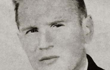 Zdjęcie mężczyzny w średnim wieku w marynarce, koszuli i krawacie