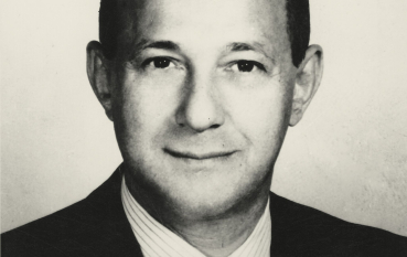 Zdjęcie mężczyzny w średnim wieku w marynarce, koszuli i krawacie