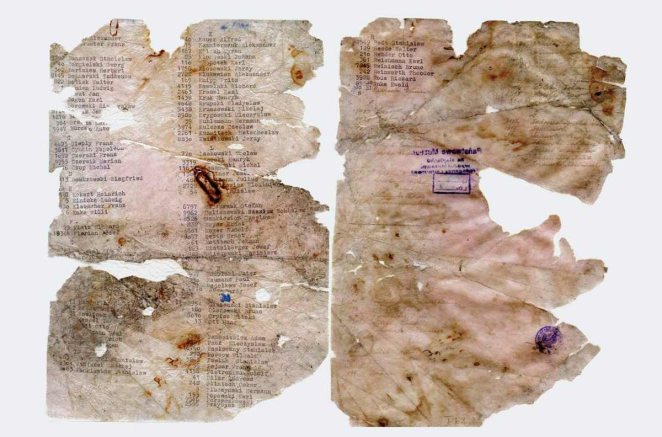 Dwie kartki zapisane na maszynie ze śladami zniszczenia i nadpalenia