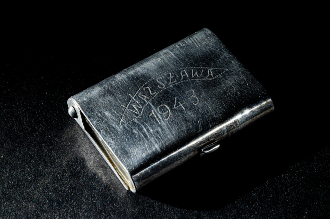 Metalowe prostokątne pudełko z grawerem: Warszawa 1943 