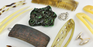 Zdjęcie przedmiotów należących do kobiet - grzebyki, spinki, biżuteria