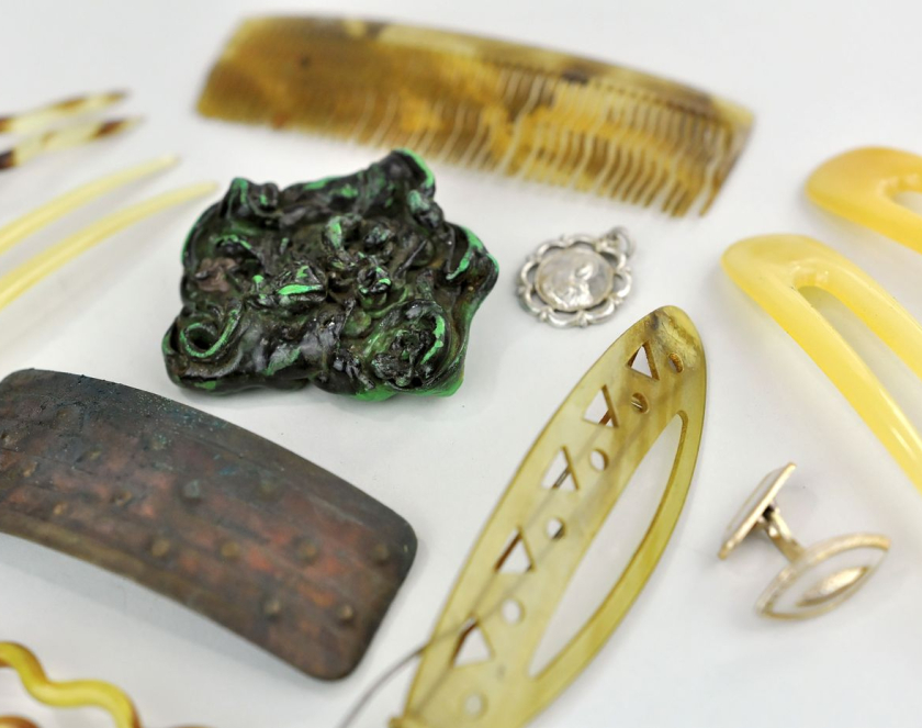 Zdjęcie przedmiotów należących do kobiet - grzebyki, spinki, biżuteria