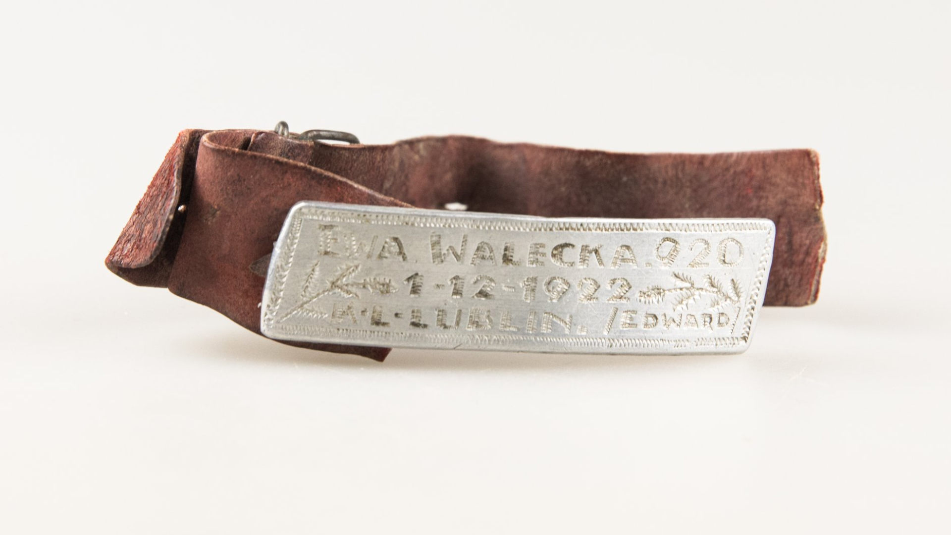 Bransoletka, z metalową blaszką i inskrypcją: Ewa Walecka 020, 1-12-1922, KL Lublin, Edward 