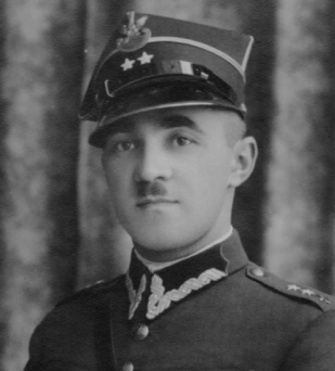 Młody uśmiechnięty mężczyzna w mundurze Wojska Polskiego 