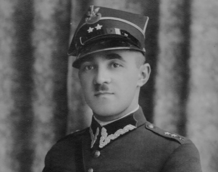 Młody uśmiechnięty mężczyzna w mundurze Wojska Polskiego 