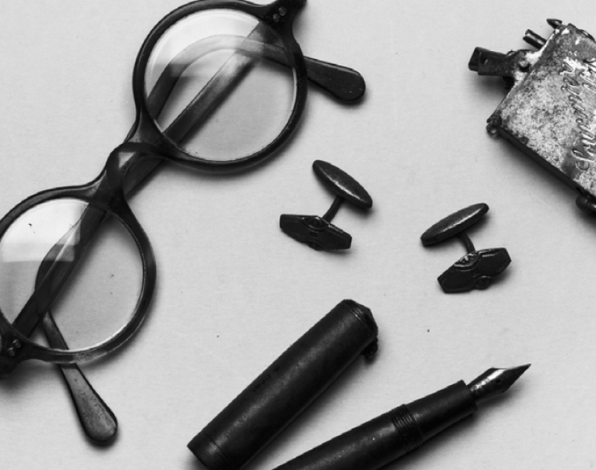 Okulary, dwie spinki do mankietów, pióro z metalową stalówką oraz zapalniczka 