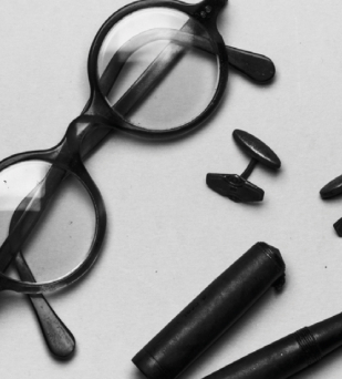 Okulary, dwie spinki do mankietów, pióro z metalową stalówką oraz zapalniczka 