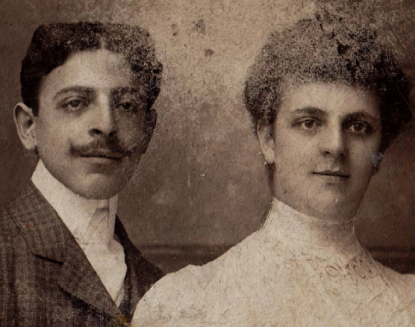 Portret mężczyzny i kobiety w średnim wieku, mężczyzna z charakterystycznymi wąsami, kobieta w białej sukni z wysoką stójką 