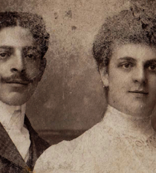 Portret mężczyzny i kobiety w średnim wieku, mężczyzna z charakterystycznymi wąsami, kobieta w białej sukni z wysoką stójką 