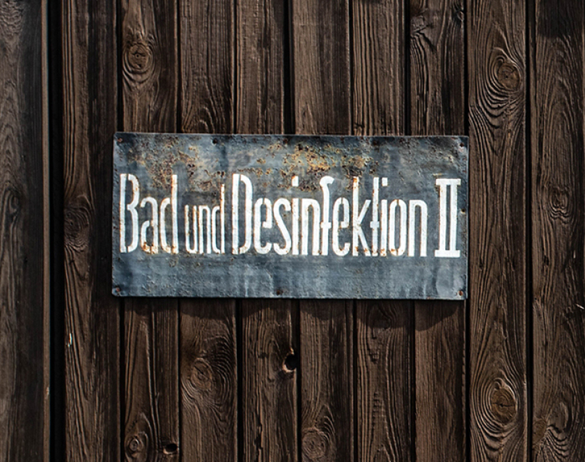 Drewniana ściana na niej tablica z napisem: Bad und desinfektion II