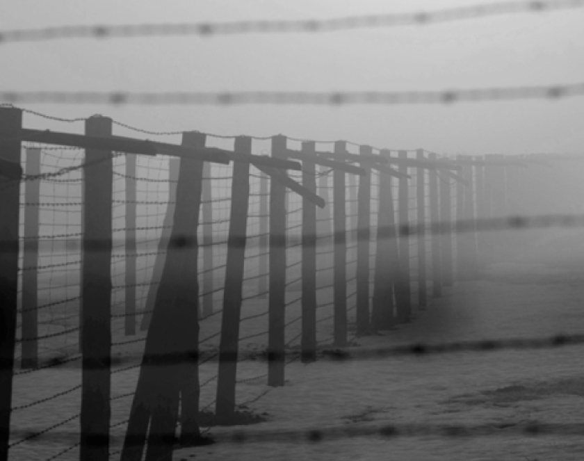 Ogrodzenia z drutem kolczastym, dookoła mgła 