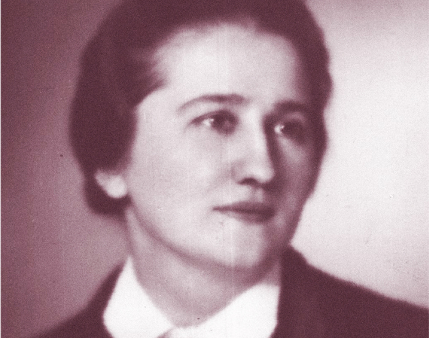 Młoda kobieta z upiętymi wysoko ciemnymi włosami