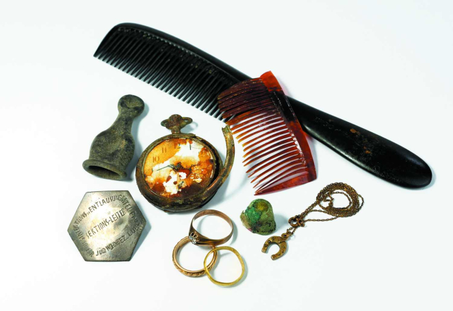 Zdjęcie przedmiotów osobistych, głównie grzebienie