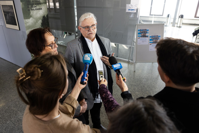 Grupa ludzi,  starsza kobieta i starszy mężczyzna udziela wywiadu dla Polskiego Radia Lublin i dla TVP 3 Lublin 