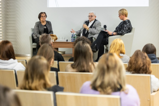 Scena i publiczność, na scenie dwie kobiety i mężczyzna.