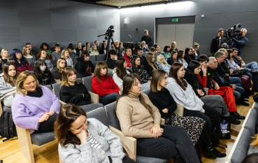 Widzowie na sali audytoryjnej