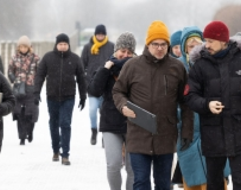 Grupa osób w strojach zimowych