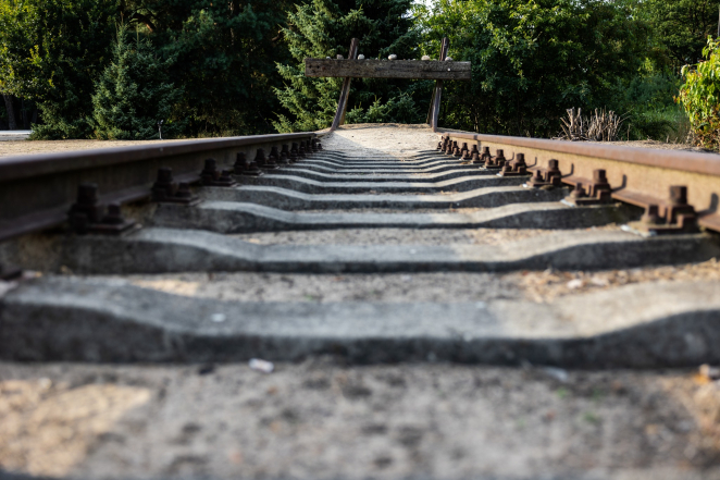 Tory kolejowe oraz zakończone drewnianym kozłem oporowym